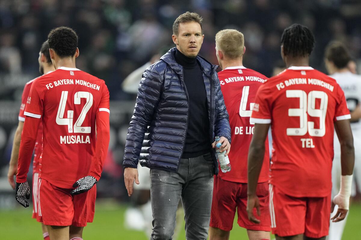 El técnico del Bayern Múnich Julian Nagelsmann (centro) al final del partido contra Borussia 