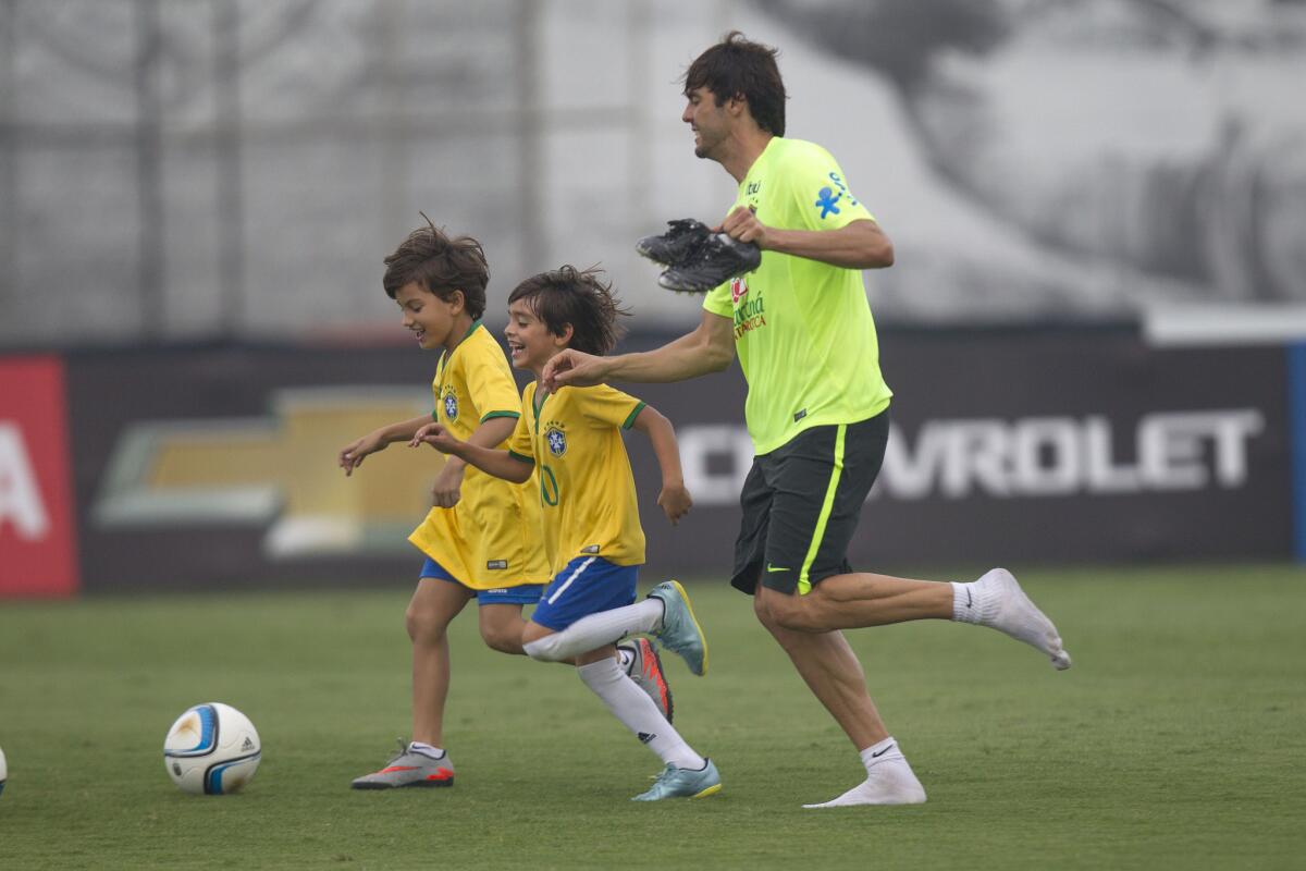 El jugador de la selección Brasil Kaká juega con su hijo Luca (c) y otro niño amigo durante una sesión de entrenamiento hoy, martes 10 de noviembre de 2015, en el club Corinthians de la ciudad de Sao Paulo (Brasil). Brasil enfrentará a Argentina el próximo jueves 12 de noviembre en partido por las eliminatorias sudamericanas del Mundial de Rusia 2018.