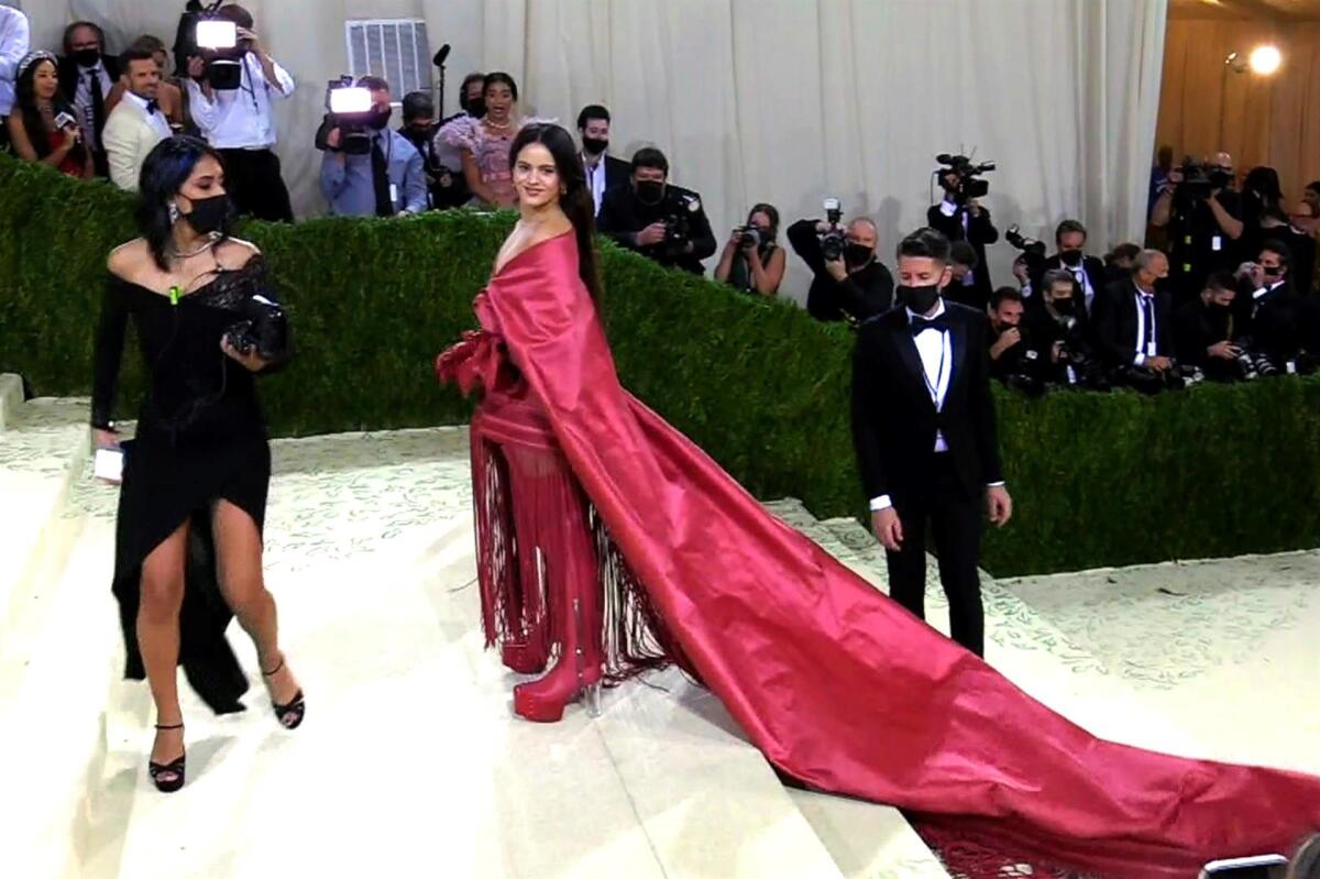 Rosalía posó en las escaleras del museo