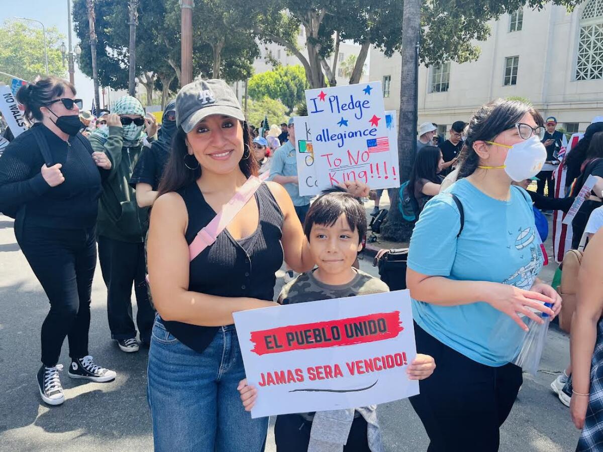 Marlene González sale a protestar al centro de Los Ángeles con su hijo.