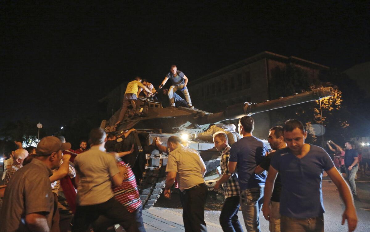 Un tanque avanza hacia un aposicion mientras civiles turcos intentan detenerlo en Ankara Turquía, la noche del viernes 15 de julio de 2016. Miembros de las fuerzas militares de Turquía dijeron que habían tomado el control del país, pero funcionarios turcos señalaron que el intento de golpe fue frustrado a primeras horas del sábado tras una noche de violencia, según la prensa estatal. (AP Foto/Burhan Ozbilici)