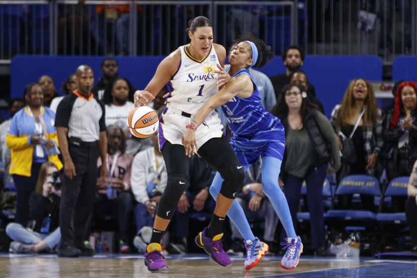 Candace Parker, atacante do Chicago Sky, defende a pivô do Sparks, Liz Cambage.