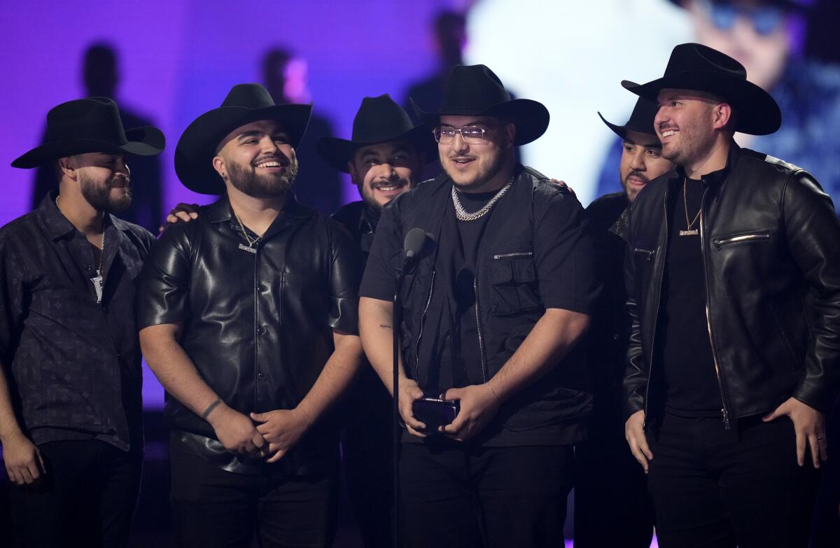 Grupo Frontera recibe el premio a mejor canción regional mexicana por "No se va (en vivo)" 