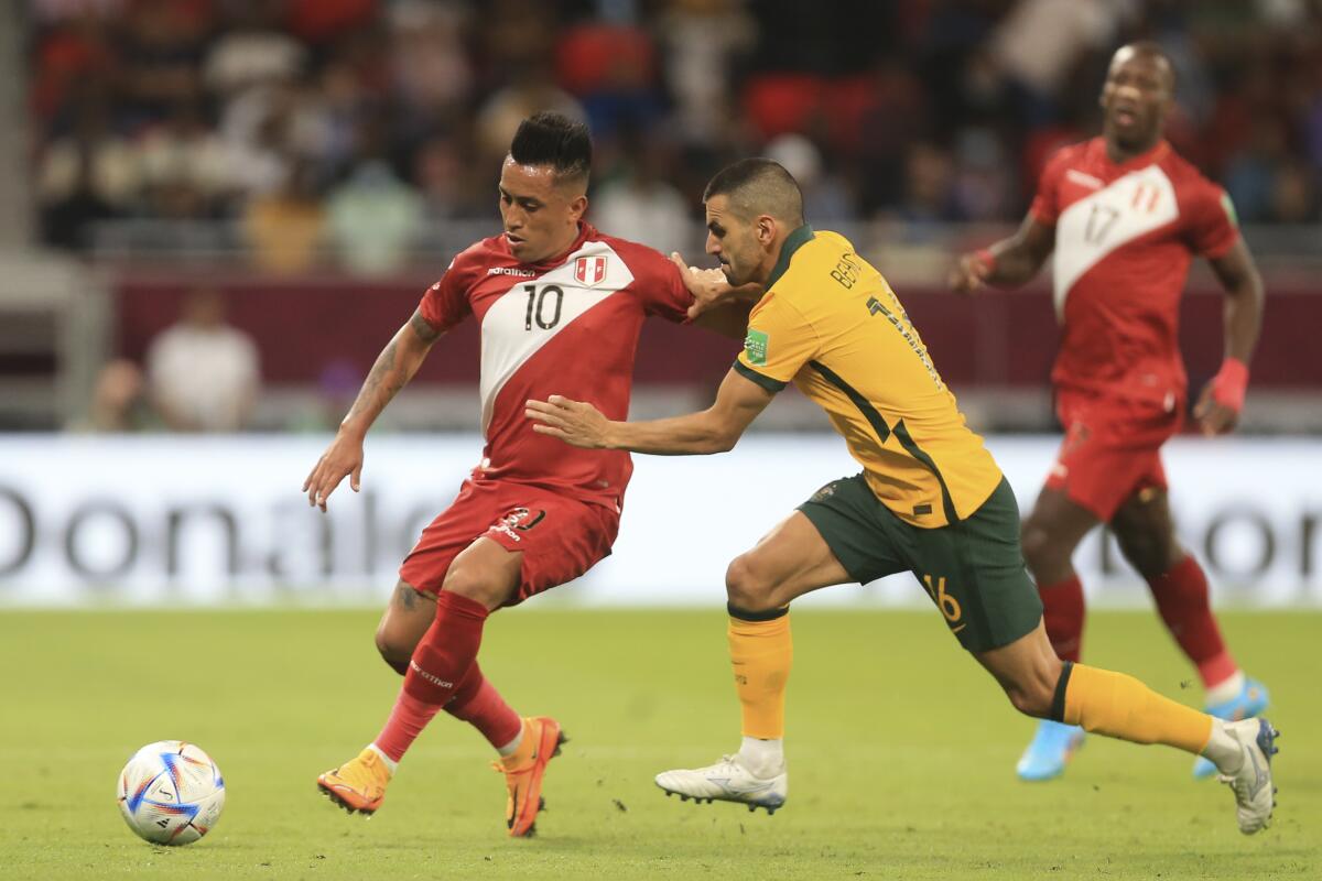 El peruano Christian Cueva (izquierda) y el australiano Aziz Behich 