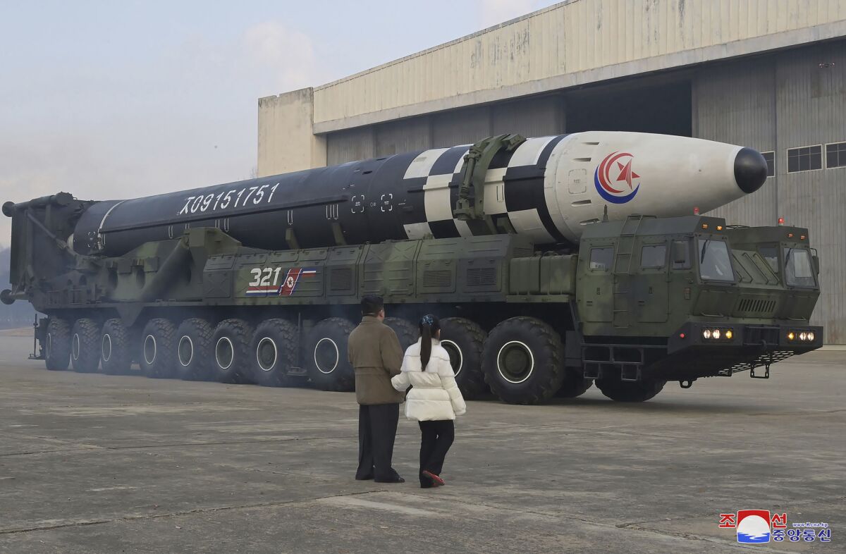 Foto proporcionada el 19 de noviembre de 2022 por el gobierno de Corea del Norte del líder de Corea del Norte 