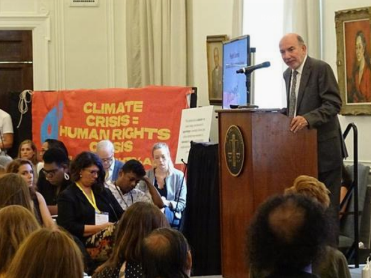El enviado especial de Naciones Unidas para la Cumbre del Clima, Luis Alfonso de Alba (d), interviene durante la apertura de la "Cumbre de los Pueblos sobre el Clima, los Derechos y la Supervivencia Humana" este miércoles en Nueva York. EFE/Jorge Fuentelsaz