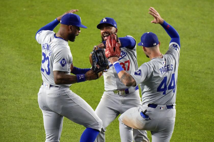 El dominicano Teoscar Hernández celebra con sus compañeros de los Dodgers de Los Ángeles Jason Heyward y el cubano Andy Pages al final de la victoria ante los Yankees de Nueva York el viernes 7 de junio del 2024. (AP Foto/Frank Franklin II)