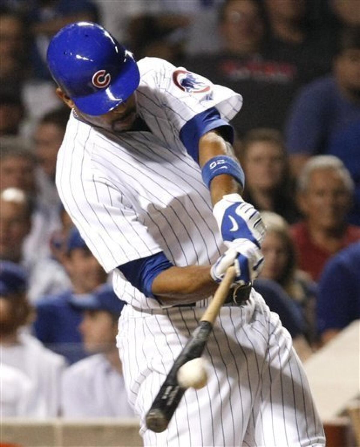 Chicago Cubs first baseman Derrek Lee (25) watches as the ball