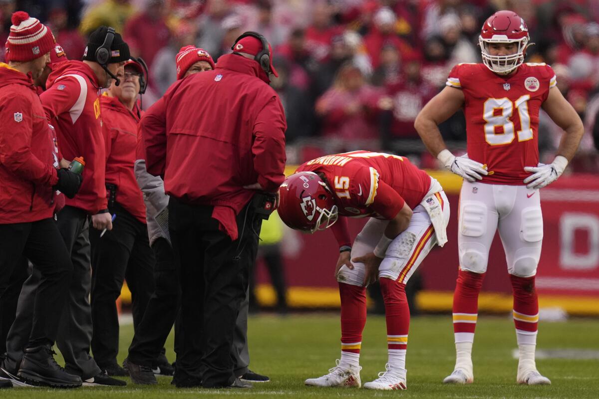Chiefs' Mahomes hurts ankle, returns for 2nd half vs. Jags - The
