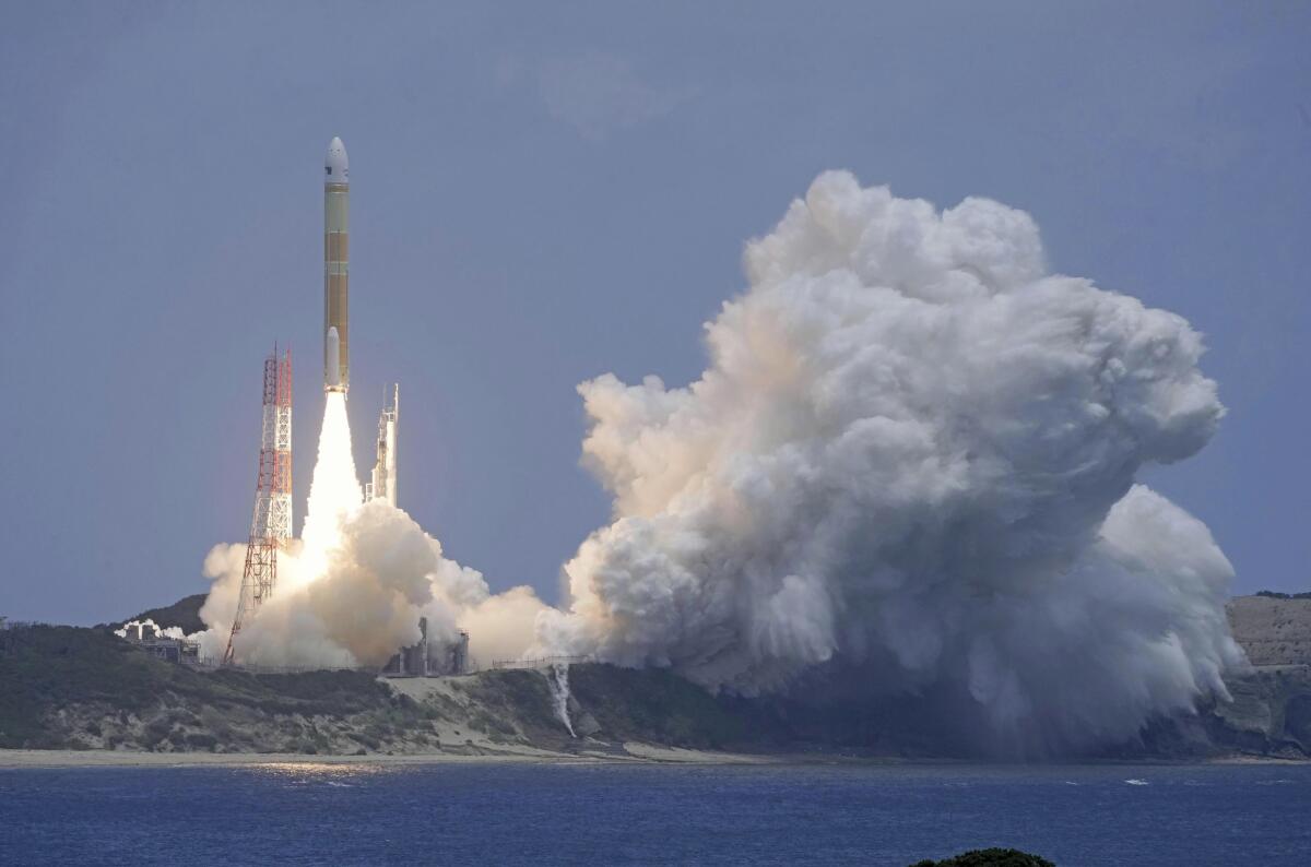 El cohete H3 de Japón despega con el satélite Daichi 4 desde la plataforma del centro espacial 