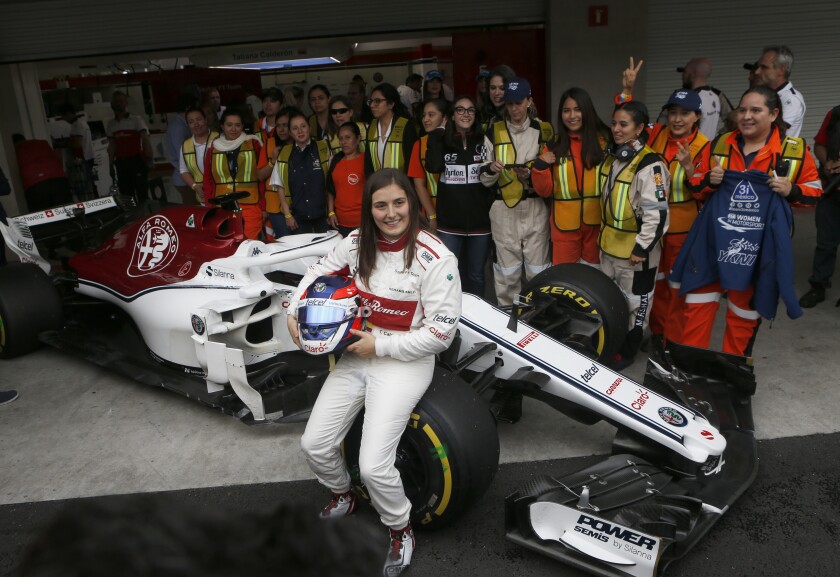 ARCHIVO - La piloto colombiana Tatiana Calderón posa con un monoplaza de Fórmula Uno en el circuito Hermanos Rodríguez.