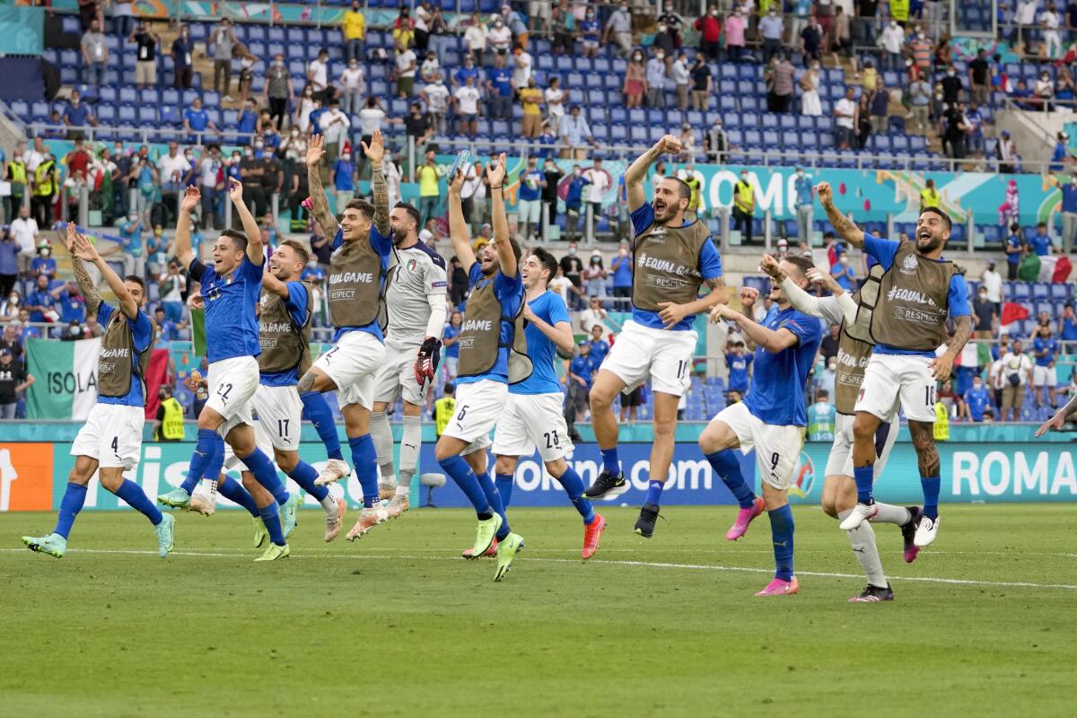 Los jugadores de Italia festejan la victoria 1-0 ante Gales en la Euro 2020