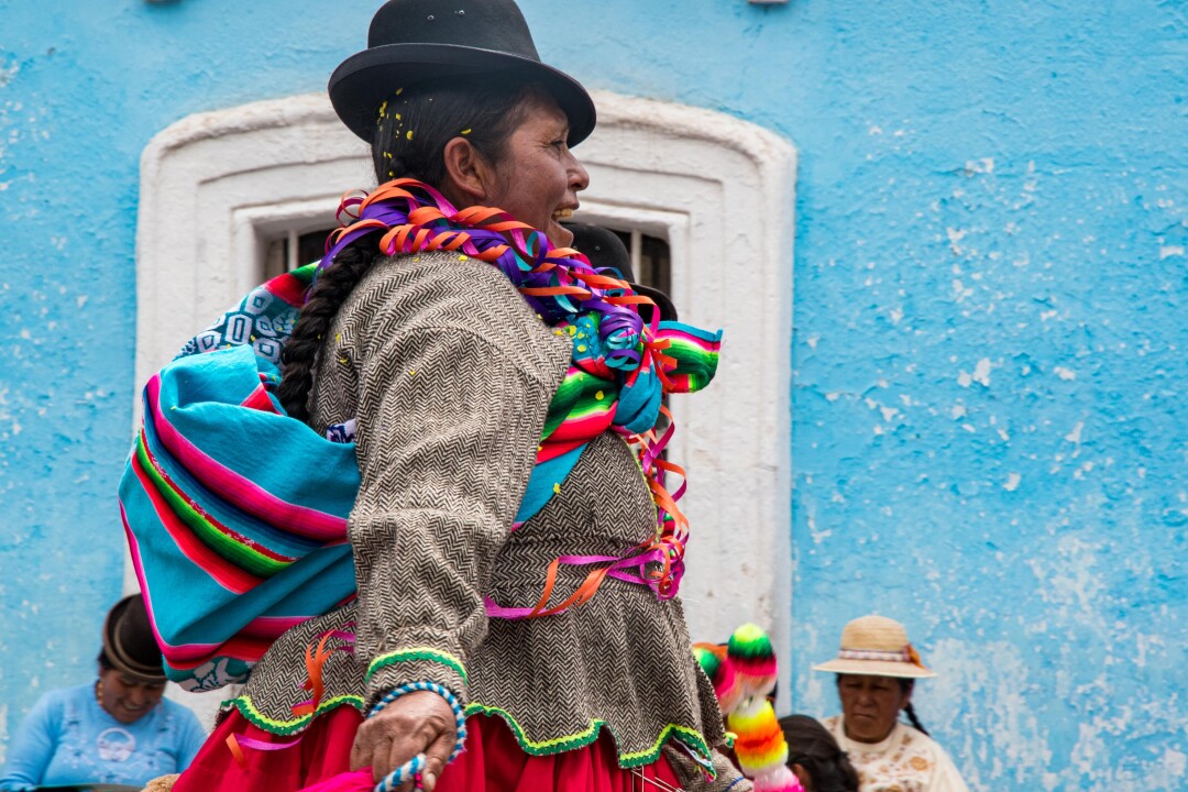 El detalle en la confección de los trajes, tanto autóctonos como de luces, es uno de los aspectos más fascinantes de este evento religioso y cultural.