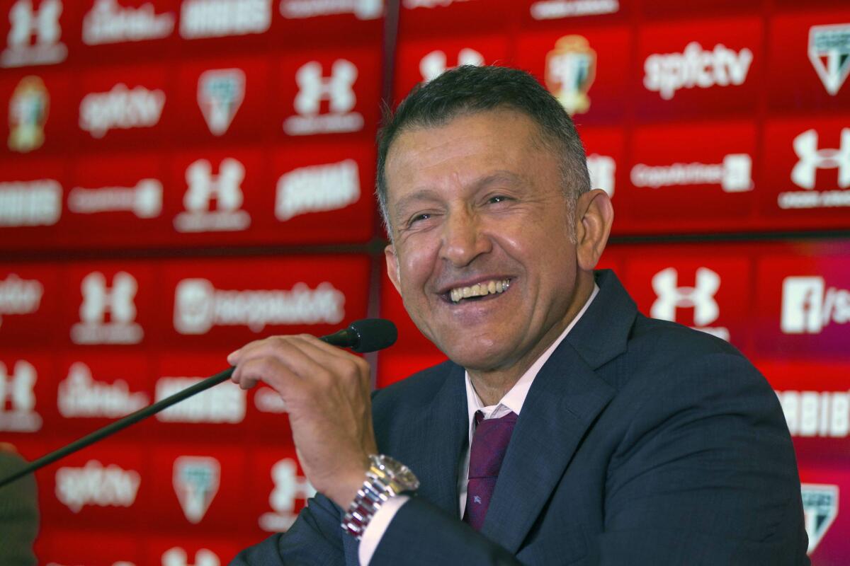 Fotografía de archivo del 1 de junio de 2015 de la llegada del director técnico colombiano Juan Carlos Osorio al equipo de São Paulo. El entrenador colombiano Juan Carlos Osorio, que ha admitido tener una propuesta para dirigir a la selección mexicana, dimitió este martes de su cargo en el Sao Paulo, informan diversos medios locales hoy, martes 6 de octubre de 2015. El entrenador le entregó la carta de dimisión al presidente del Sao Paulo, Carlos Miguel Aidar, un día antes del plazo que él mismo había dado para anunciar si permanecía o no en el club brasileño, al que llegó el pasado mayo. EFE/SEBASTIÃO MOREIRA ** Usable by HOY, FL-ELSENT and SD Only **