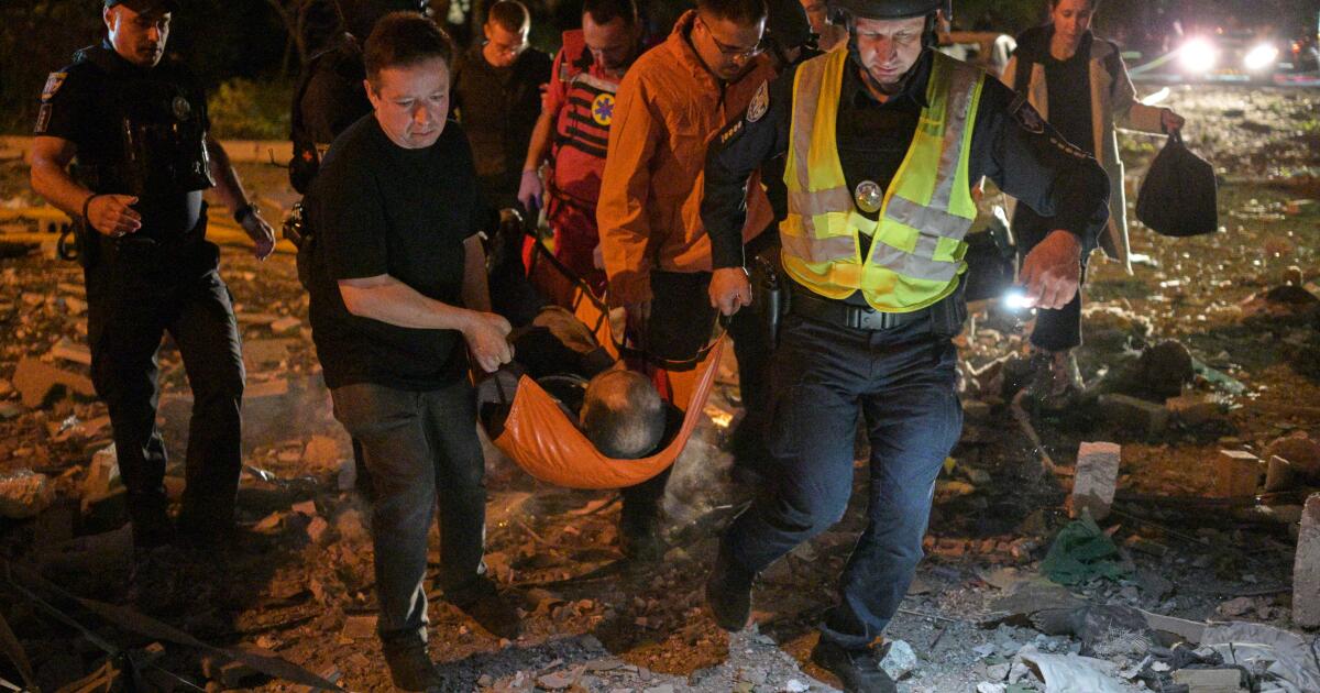 Les attaques d’armes et de drones russes contre l’Ukraine ont fait au moins 21 morts