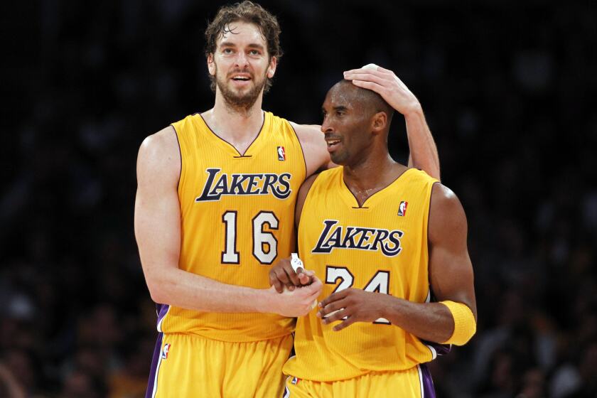 Los Angeles Lakers' Pau Gasol of Spain (L) embraces teammate Kobe Bryant (R) during the second half of their NBA basketball game against the Memphis Grizzlies in Los Angeles, November 2, 2010. REUTERS/Danny Moloshok (UNITED STATES – Tags: SPORT BASKETBALL)