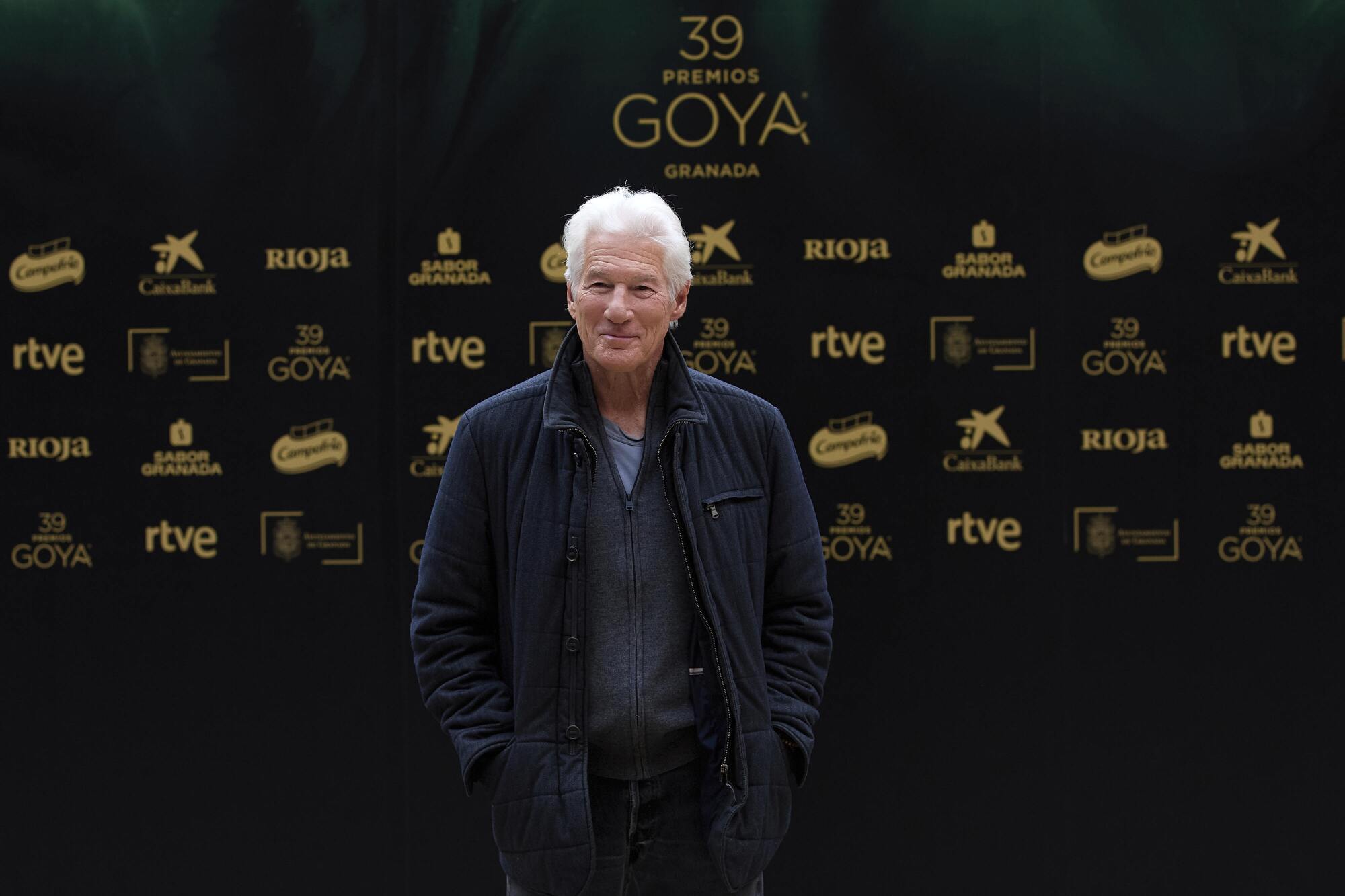 El actor Richard Gere llega a una sesión fotográfica