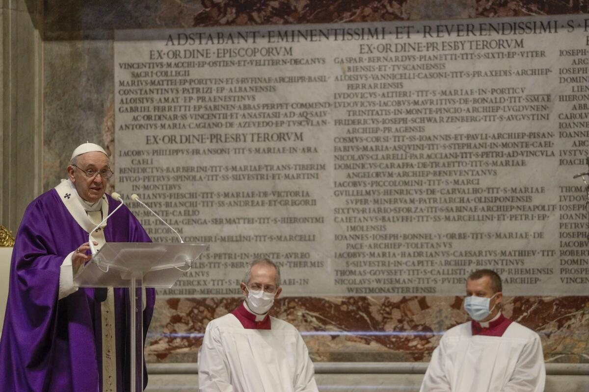 El papa Francisco (izquierda) oficia misa en la Basílica de San Pedro