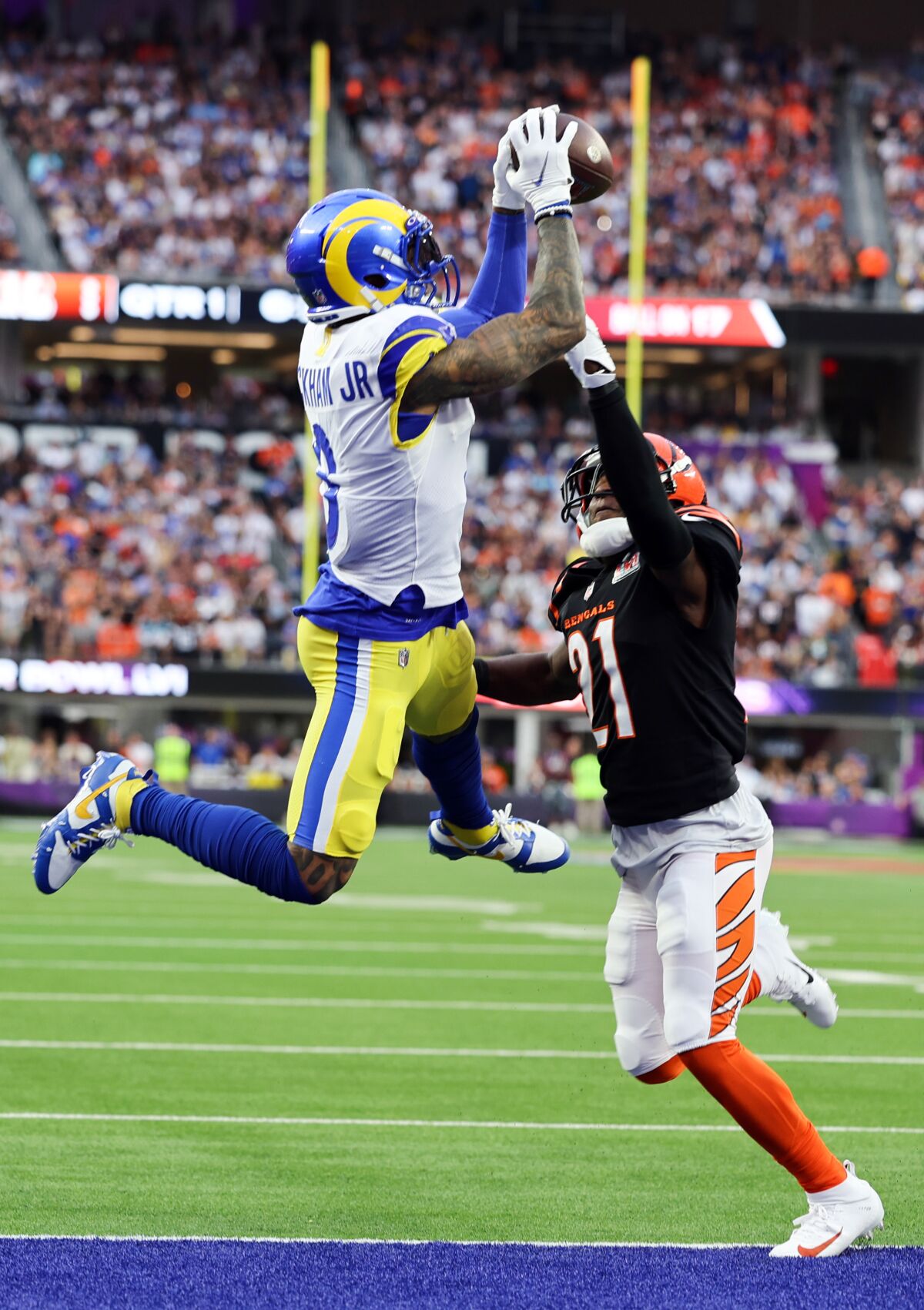 Rams wide receiver Odell Beckham Jr. pulls in a touchdown reception.
