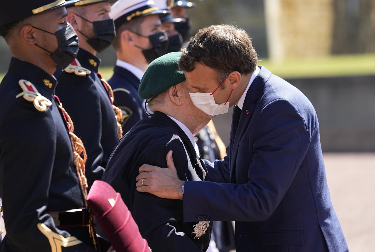 Presidente de Francia revive la tradición de saludar de beso en la mejilla