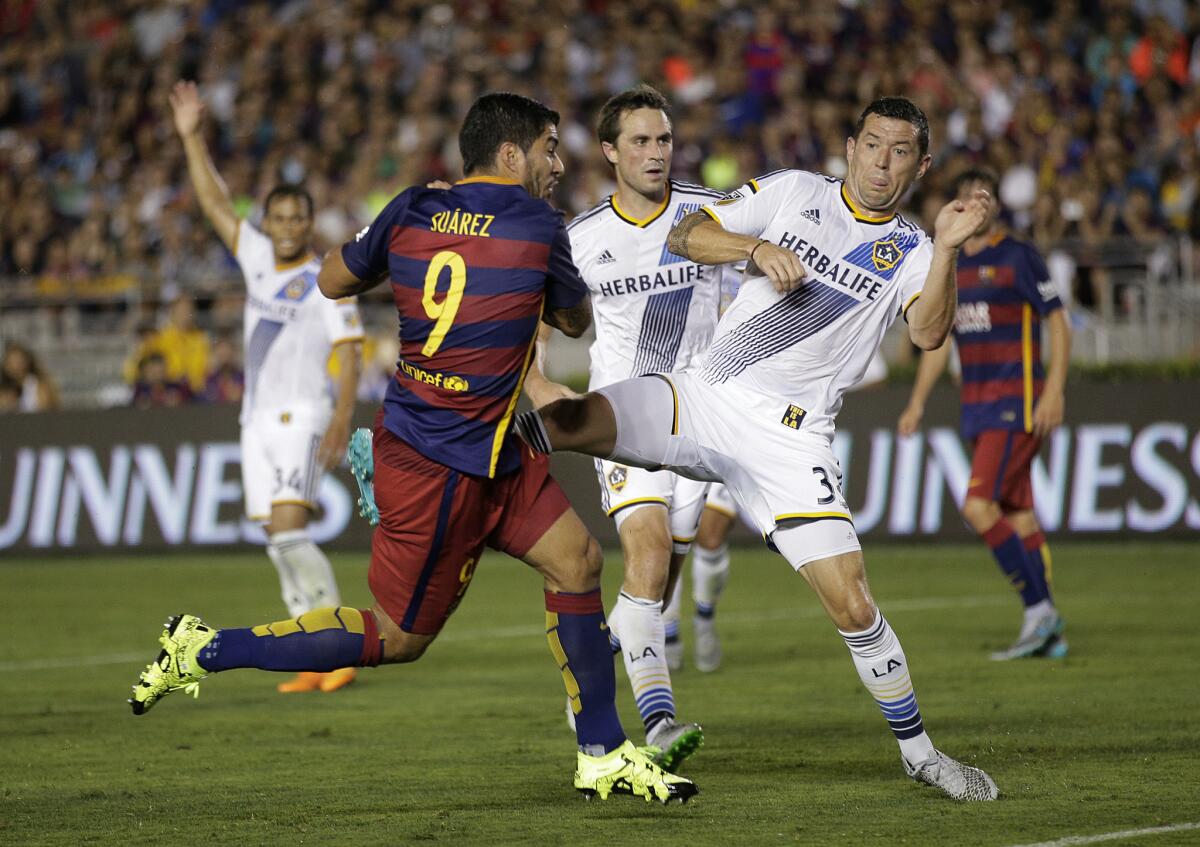 Luis Suarez abre el marcador para Barcelona.