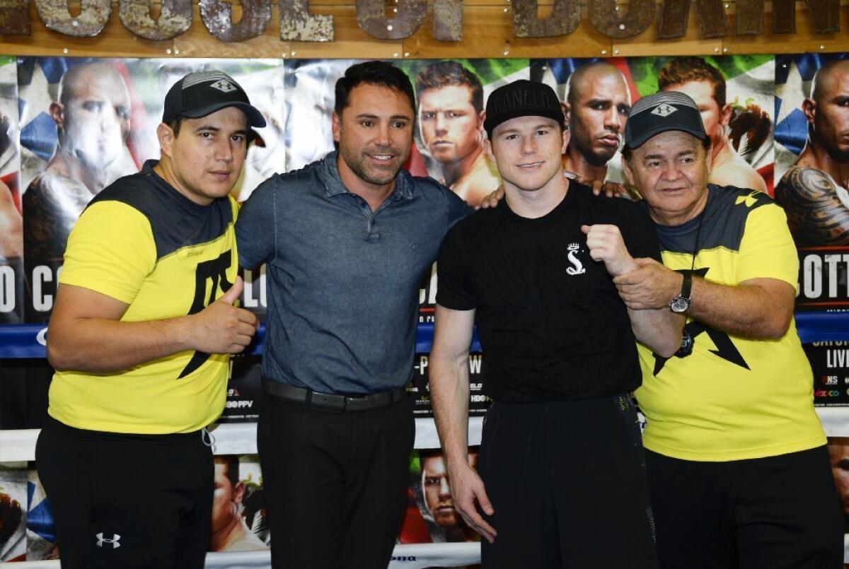 Eddy Reynoso (izquierda) ya empezó a calentar el Canelo-‘GGG’.