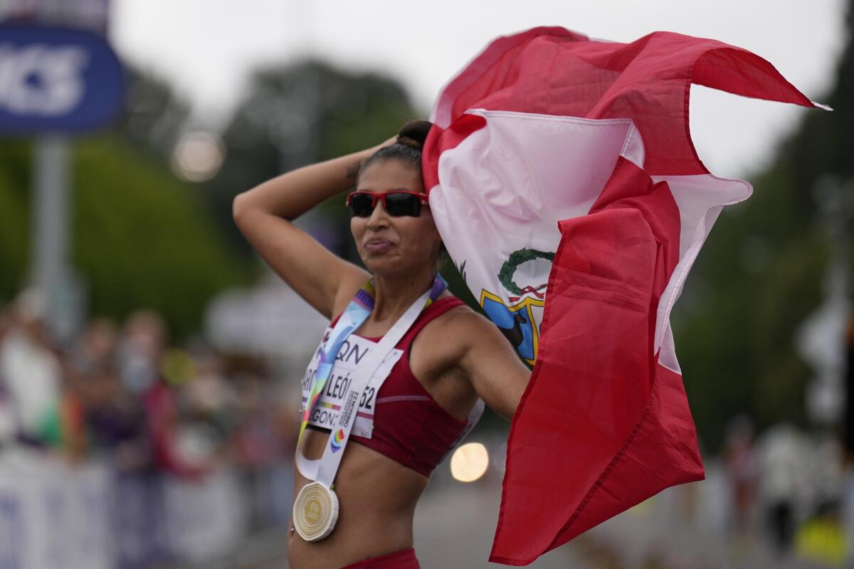 La peruana Kimberly García celebra tras ganar los 35 kilómetros de marcha