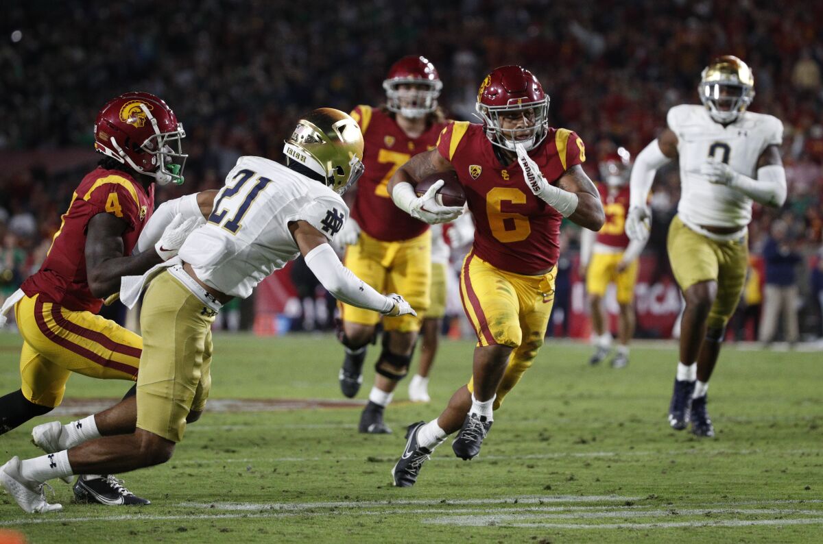 Le porteur de ballon des Trojans Austin Jones trouve le terrain de jeu contre Notre Dame en première mi-temps le 26 novembre 2022.