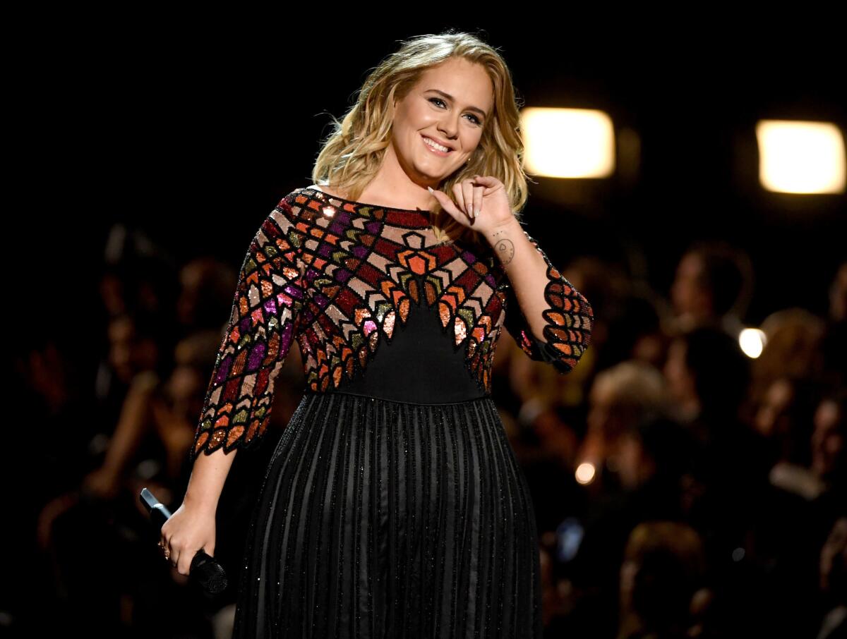 En esta foto, Adele aparece en el Staples Center durante los Premios Grammy del 2017.