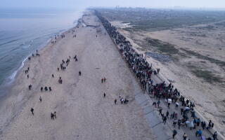 An aerial photograph shows displaced Palestinians returning to their homes in the northern Gaza Strip.
