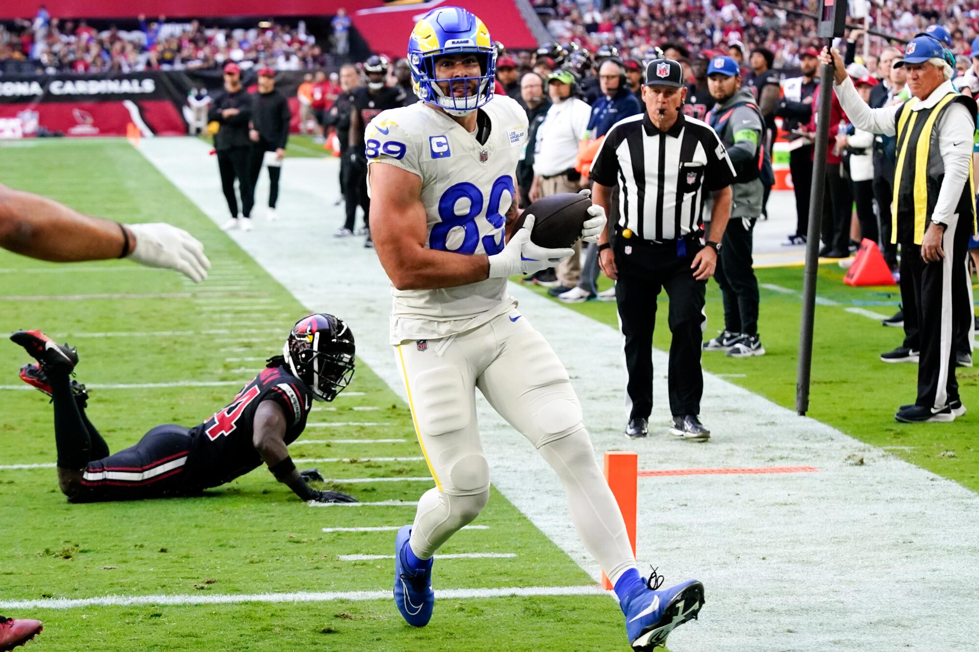 Rams tight end Tyler Higbee scores a touchdown against the Arizona Cardinals Sunday