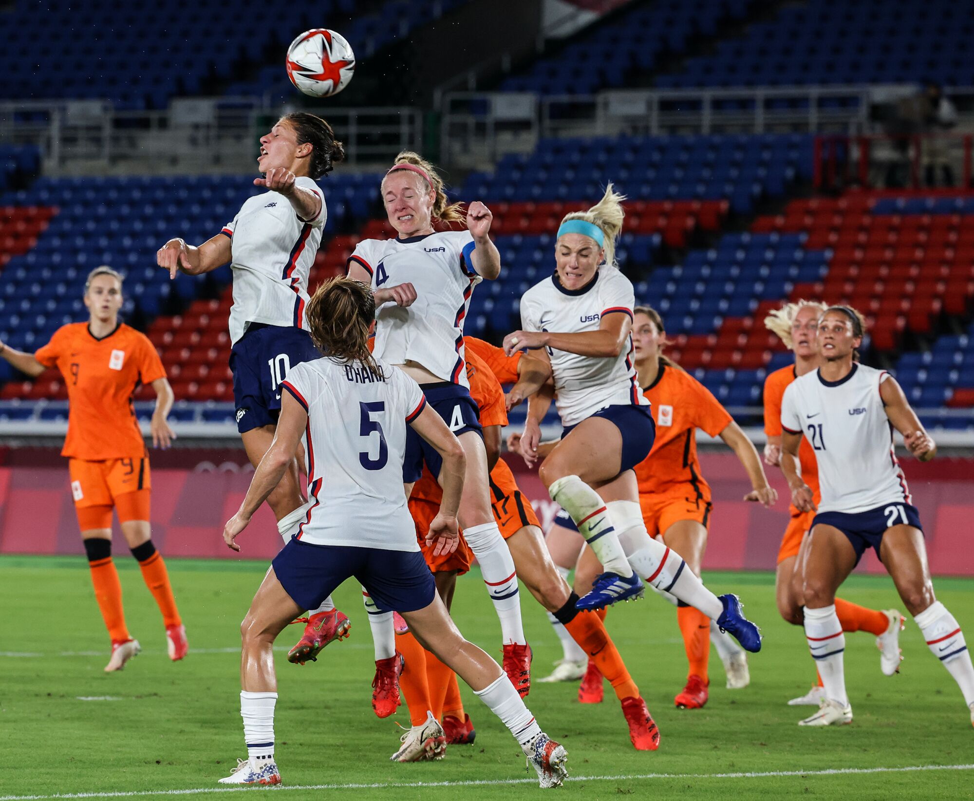 USA defenders defend the goal against Netherlands attackers.