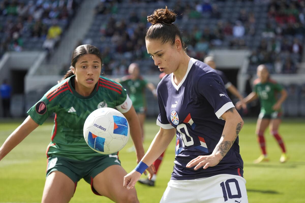 Paraguay forward Jessica Martinez, righ 