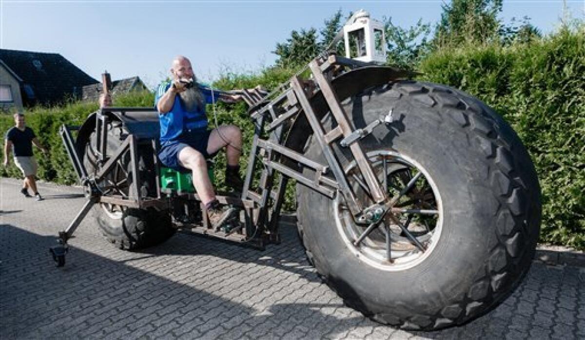 Un alemán construyó un vehículo gigante con el que planea imponer el récord de la bicicleta pedaleable más pesada del mundo. La bicicleta, que utiliza neumáticos gigantes de un esparcidor de fertilizantes, ya pesa casi una tonelada, pero Frank Dose quiere añadirle más kilos antes de intentar imponer el récord el sábado próximo.