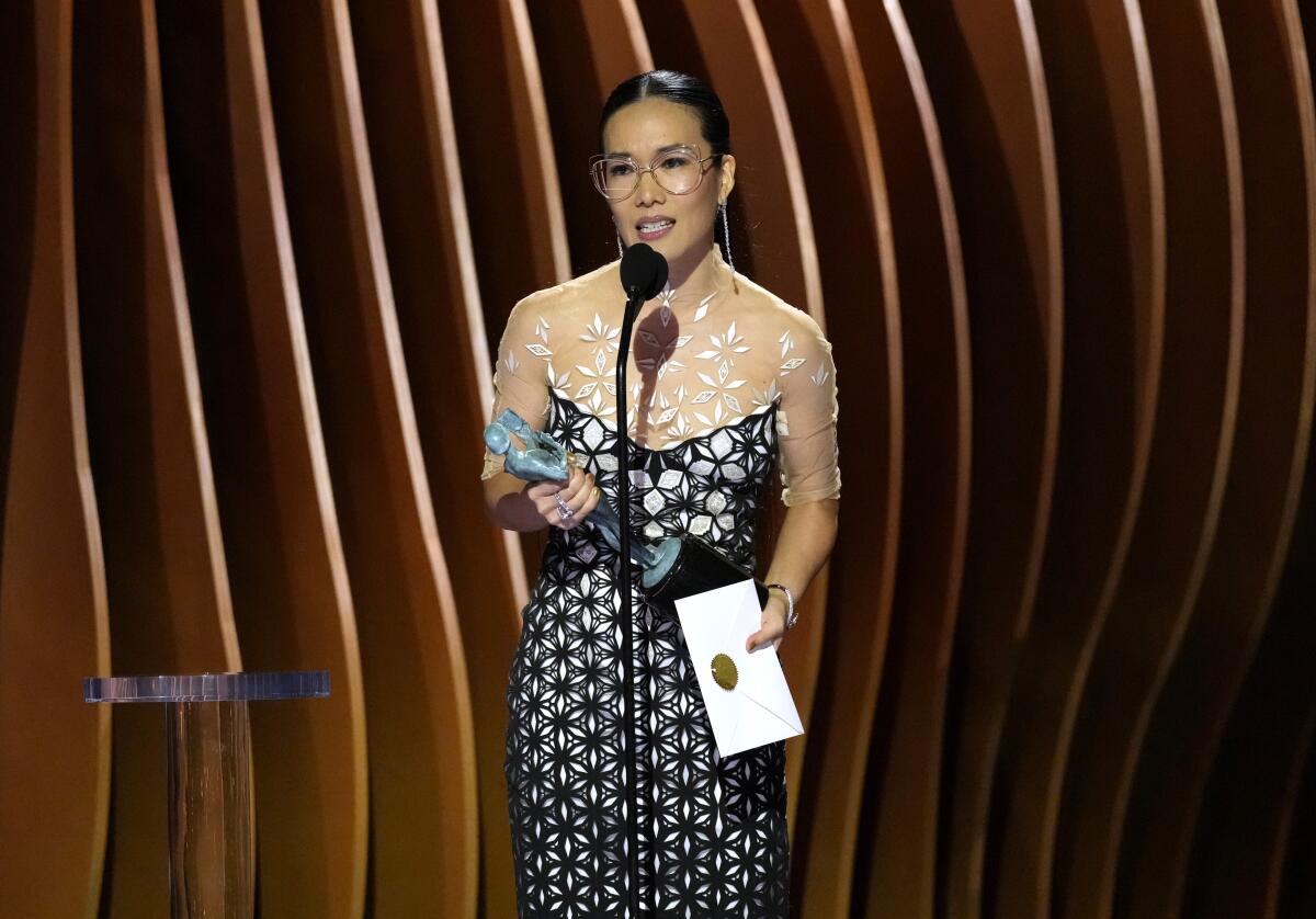 Ali Wong recibe el premio a mejor actriz en una película para televisión o serie limitada 