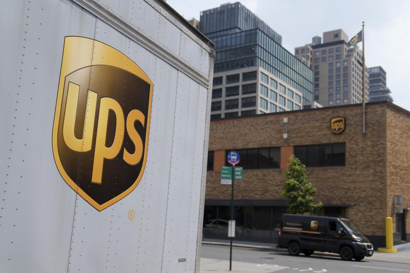 ARCHIVO - Una camioneta de UPS pasa frente a un almacén de la compañía el jueves 29 de junio de 2023, en Nueva York. (AP Foto/John Minchillo, Archivo)