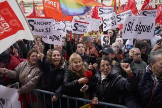 Simpatizantes del presidente del gobierno español Pedro Sánchez se reúnen en la sede del partido PSOE durante una manifestación en Madrid, España, el sábado 27 de abril de 2024. (AP Foto/Andrea Comas)