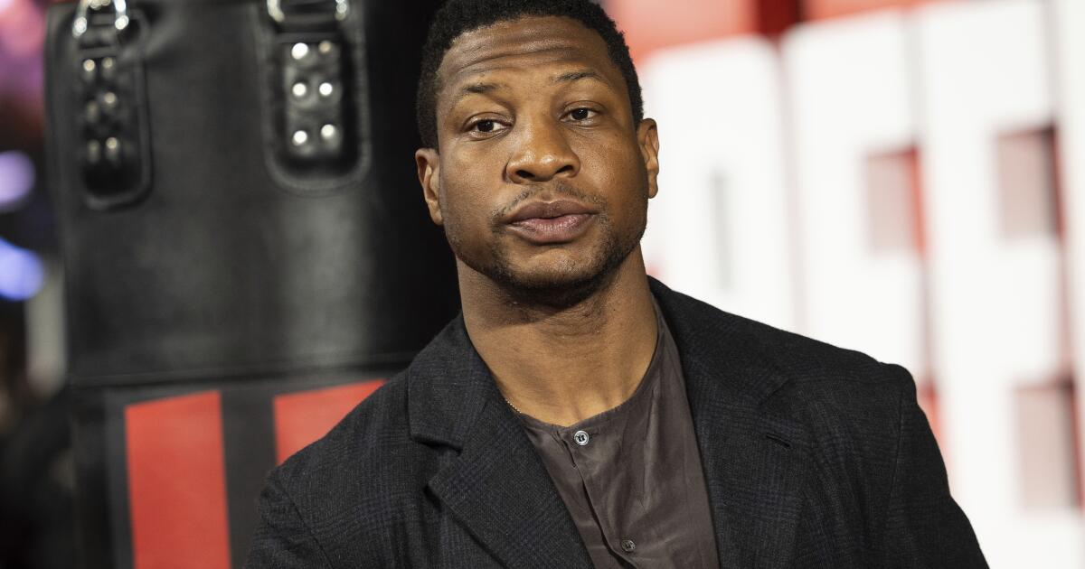 Jonathan Majors breaks up a fight between two high school girls at Hollywood In-N-Out Jonathan Majors breaks up a fight between two high school girls at Hollywood In-N-Out