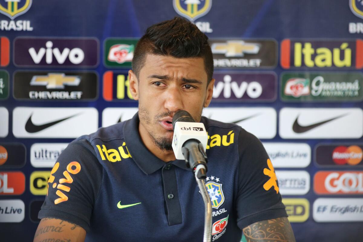 El jugador Paulinho de la selección brasileña de fútbol participa en una conferencia de prensa del equipo.