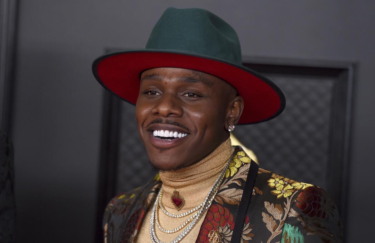 DaBaby llega a la 63a entrega anual de los Grammy en el Centro de Convenciones de Los Angeles. 