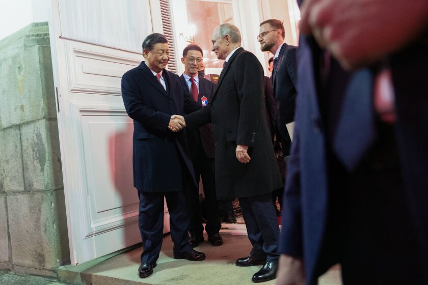 El presidente chino, Xi Jinping (izquierda) estrecha la mano del presidente ruso Vladimir Putin después de su cena en el Palacio de las Facetas del Kremlin, el martes 21 de marzo de 2023 en Moscú. (Pavel Byrkin, Sputnik, Foto de Pool del Kremlin vía AP)