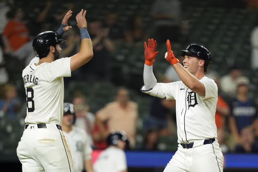 Kerry Carpenter, bateador designado de los Tigres de Detroit, es felicitado por Matt Vierling, tras conectar un cuadrangular de dos carreras ante los Angelinos de Los Ángeles, el martes 27 de agosto de 2024 (AP Foto/Carlos Osorio)