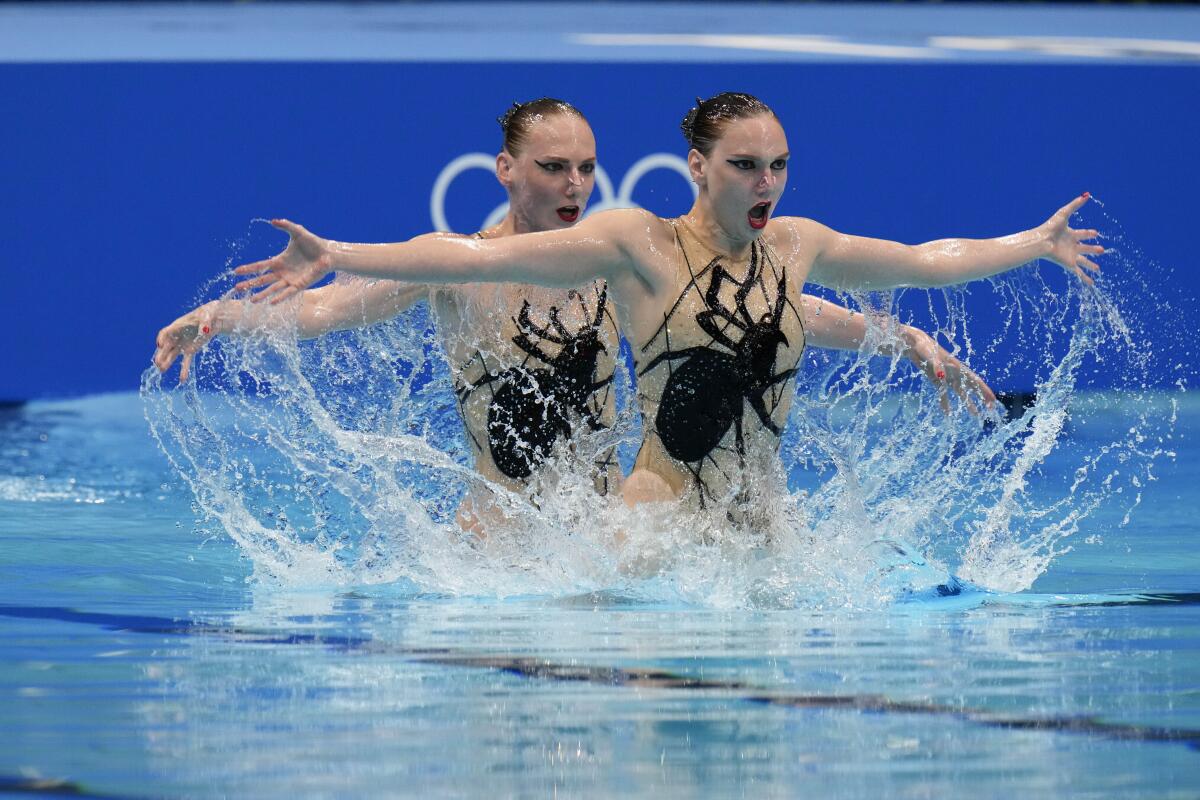 Las rusas Svetlana Kolesnichenko y Svetlana Romashina durante su presentación en el nado artístico de los Juegos Olímpicos.