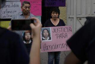 Mario Roblero y Cecilia González sostienen imágenes de su hija desaparecida Amarirany Roblero durante una protesta frente a un apartamento alquilado por un presunto asesino en serie, en el barrio Iztacalco de la Ciudad de México, el viernes 26 de abril de 2024. (Foto AP/Marco Ugarte)
