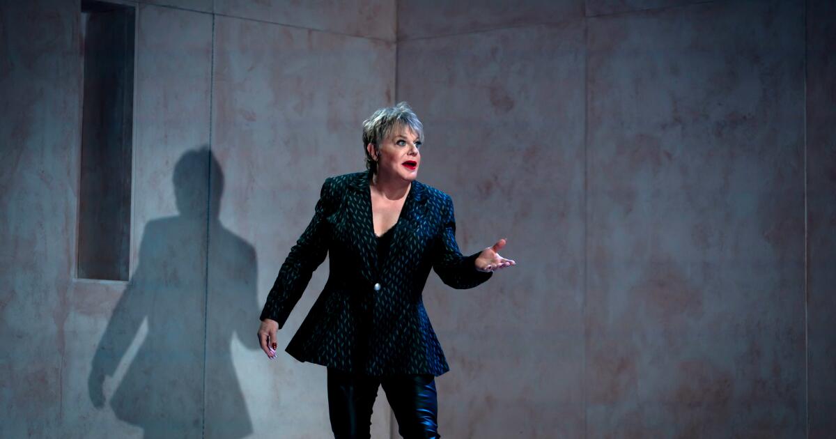 Eddie Izzard's breakneck solo 'Hamlet' opts for cracking good storytelling over subtlety