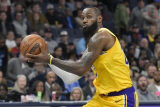 LeBron James, alero de los Lakers de Los Ángeles, controla el balón en el duelo del miércoles 27 de marzo de 2024, ante los Grizzlies de Memphis (AP Foto/Brandon Dill)