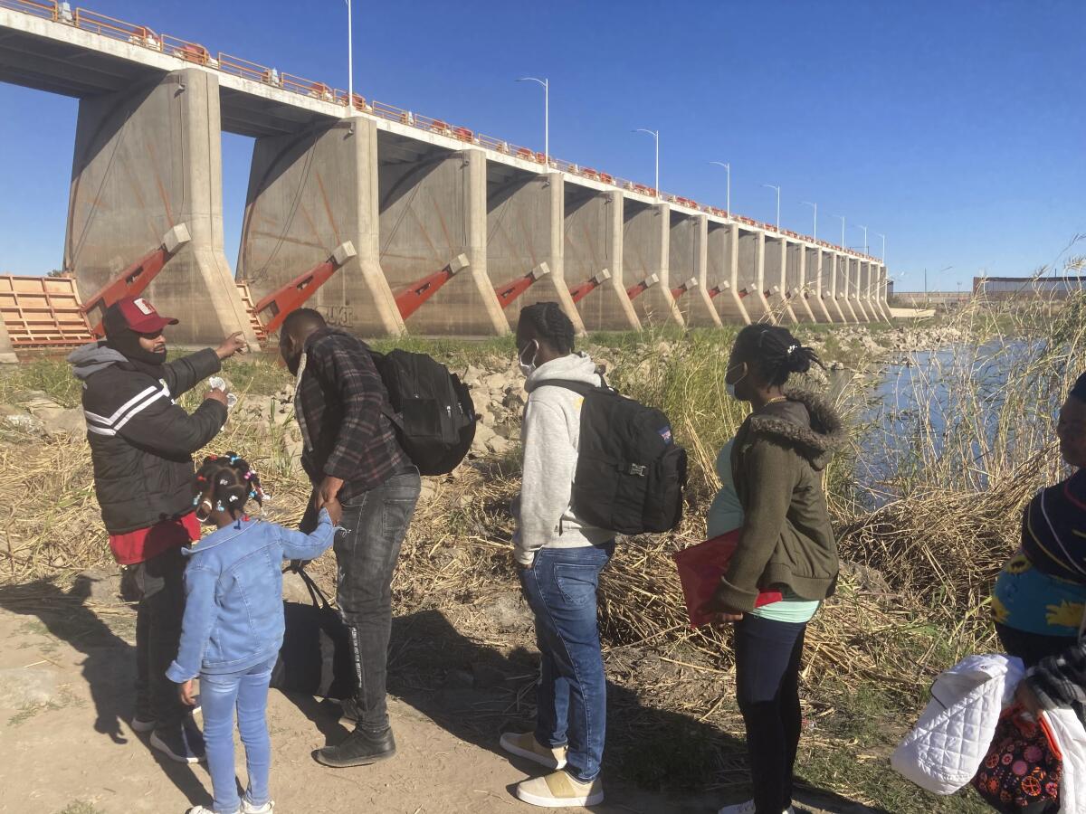 Para muchos migrantes, un vuelo a México es su boleto a EEUU