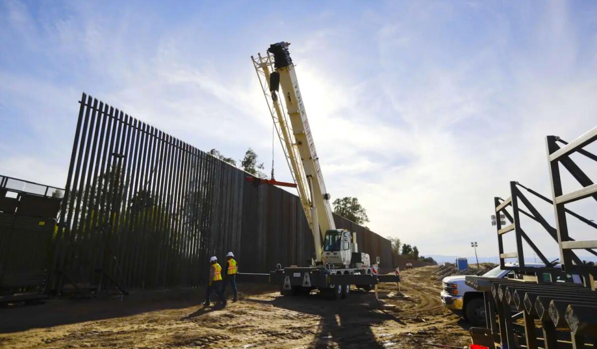 Obras de construcción de la estructura fronteriza en Calexico, California.