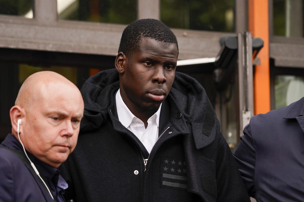 El jugador del West Ham Kurt Zouma saliendo de la corte Thames Magistrates tras su audiencia por patear a sus dos gatos.