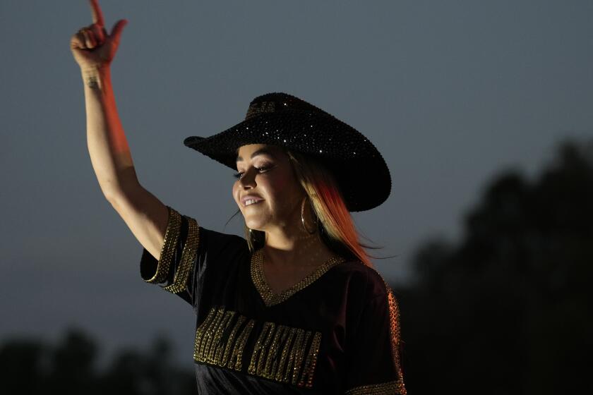 ARCHIVO - La cantante Chiquis durante su presentación en el primer día del Festival Arre en la Ciudad de México el sábado 9 de septiembre de 2023. Chiquis presenta su reality "Chiquis sin filtro" en el servicio de streaming ViX. (Foto AP/Fernando Llano, archivo)